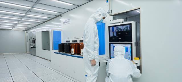 國(guó)產(chǎn)首臺(tái)！萬(wàn)業(yè)企業(yè)：高能離子注入機(jī)通過(guò)客戶驗(yàn)證 芯片制造關(guān)鍵一環(huán)